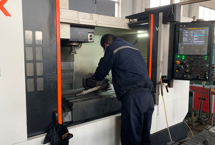Công nhân đang sản xuất các bộ phận CNC chính xác cao